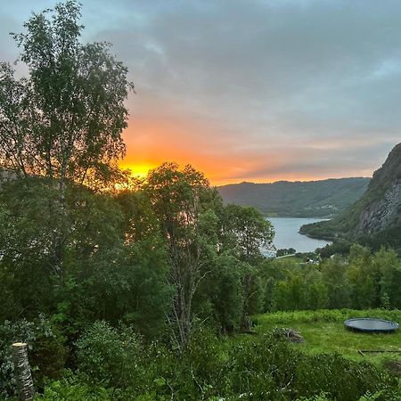 Stille Og Fredelig Ved Fjord Og Fjell Valsøybotn Buitenkant foto