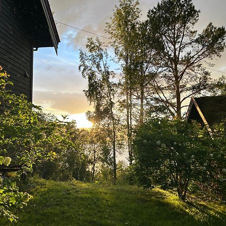 Stille Og Fredelig Ved Fjord Og Fjell Valsøybotn Buitenkant foto